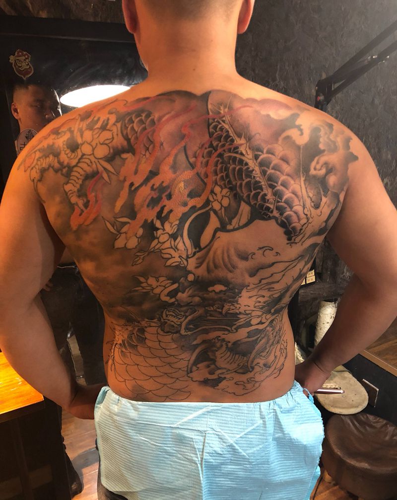 满背大龙纹身图片