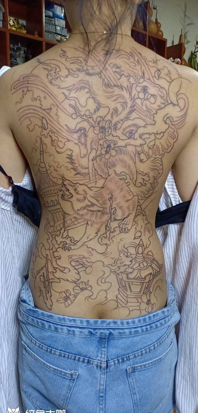 九尾狐纹身图片_腰部臀部老传统新传统纹身图案