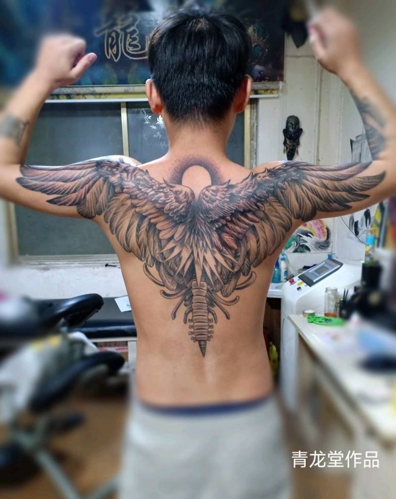 翅膀纹身图片_背部肩部点刺新传统纹身图案