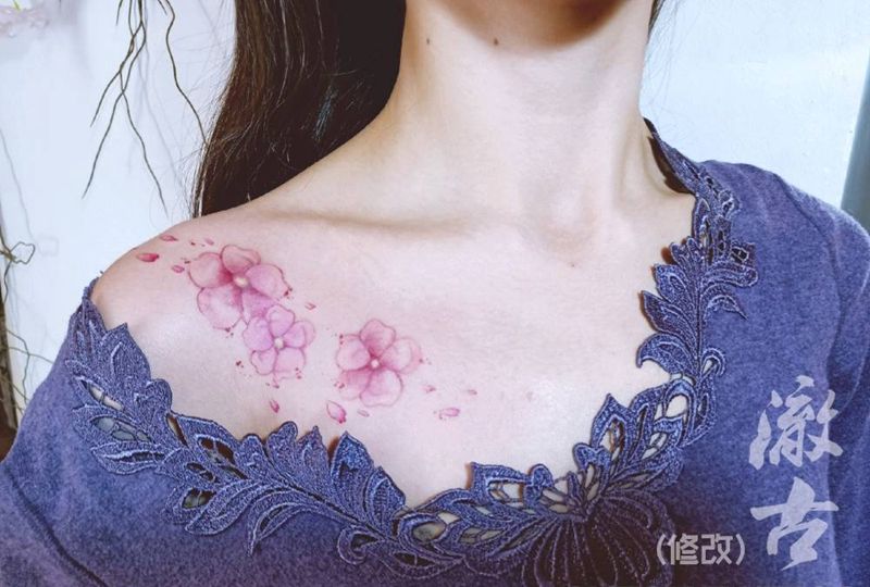 修改纹身图片_肩部水彩纹身图案