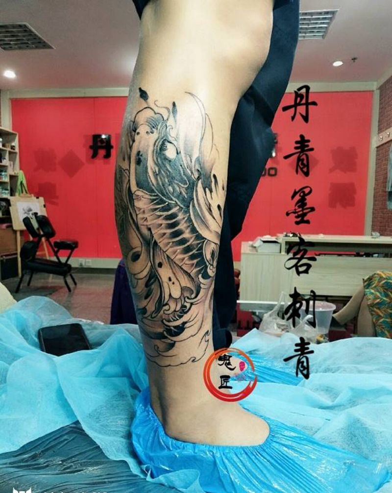 锦鲤纹身图片_腿部新传统鲤鱼荷花浪花纹身图案