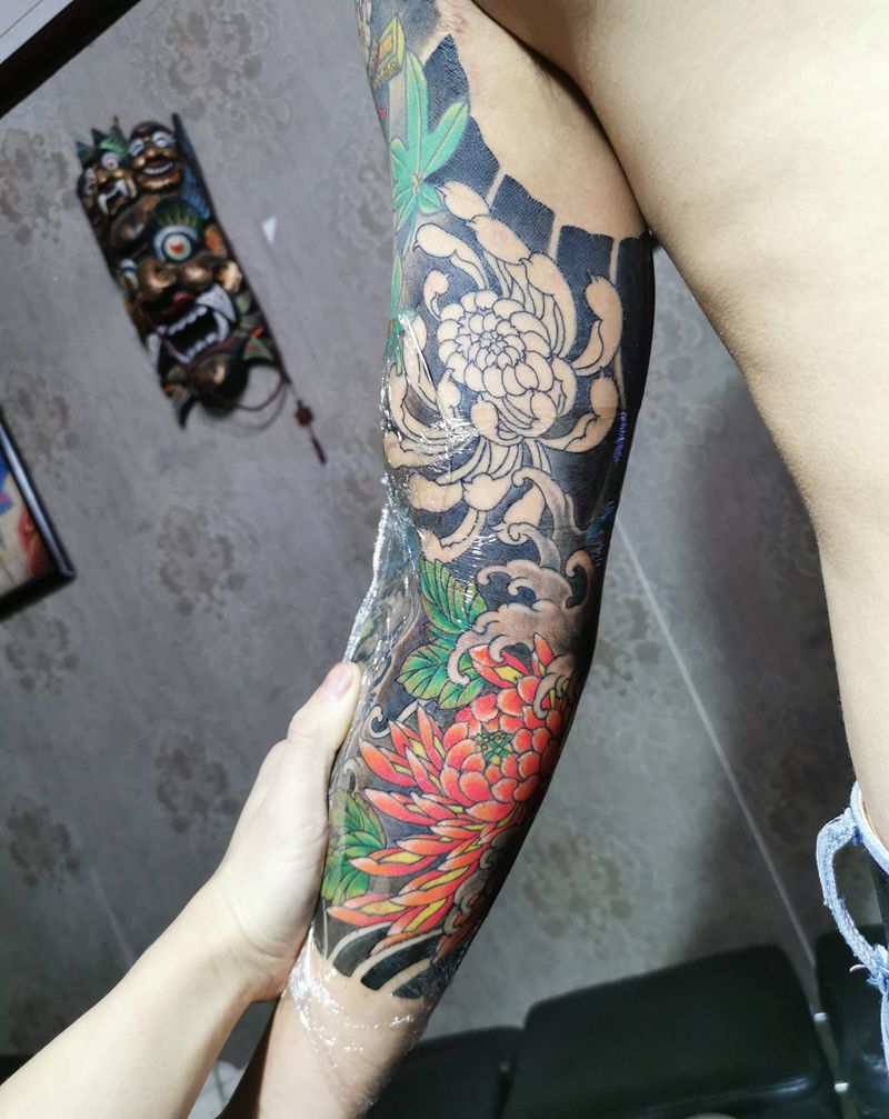 菊花七分花臂未完成纹身图片_手臂新传统纹身图案