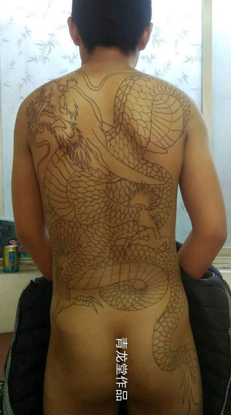 后背大龙纹身图片