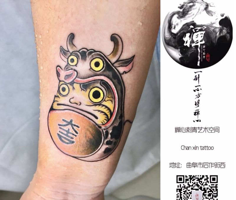 达摩蛋纹身图片_手臂新传统New School达摩蛋牛彩色纹身图案