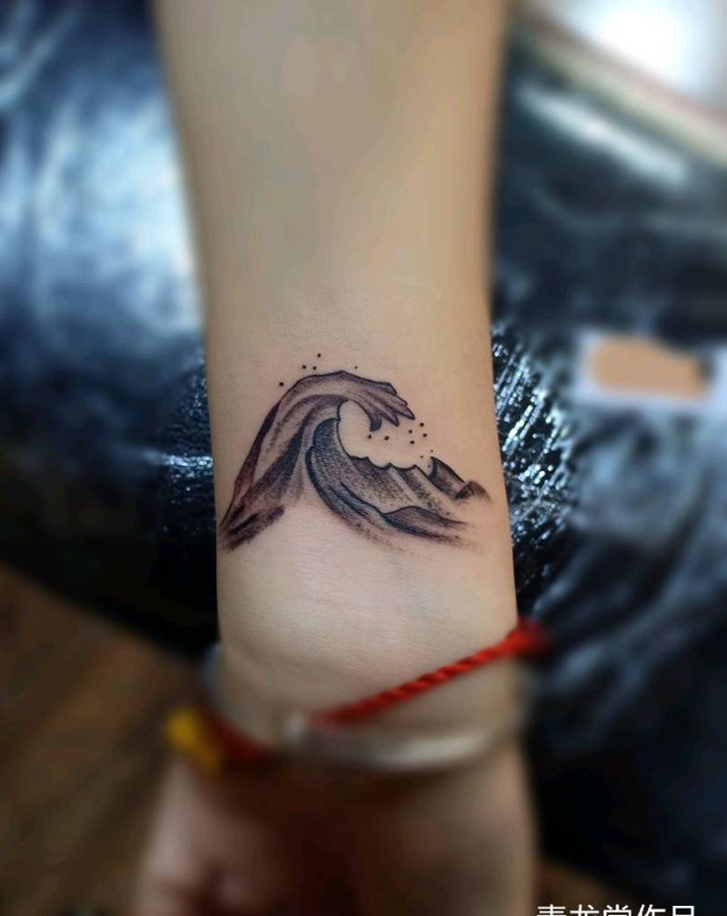 浪纹身图片_手部手臂点刺几何纹身图案