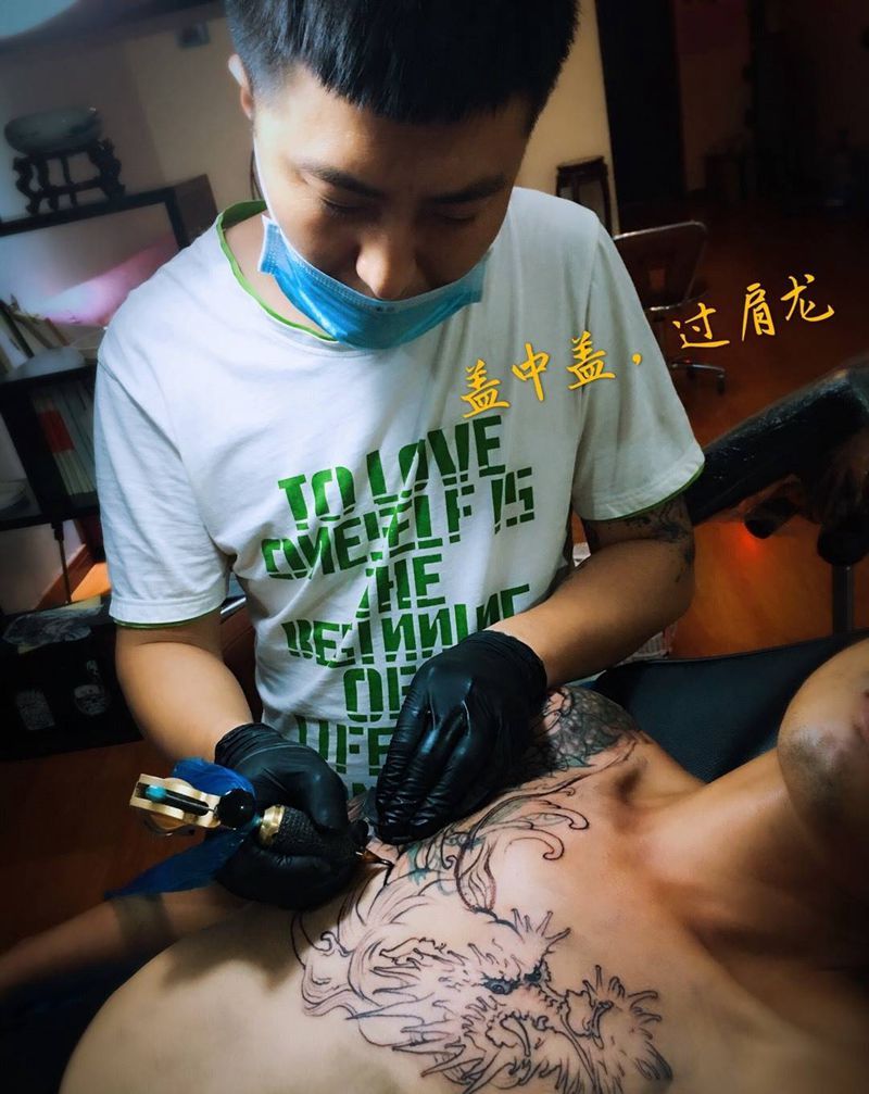 盖中盖第一次纹身图片