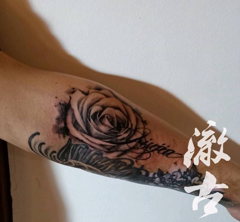 玫瑰花纹身图片_手臂水墨欧美写实纹身图案