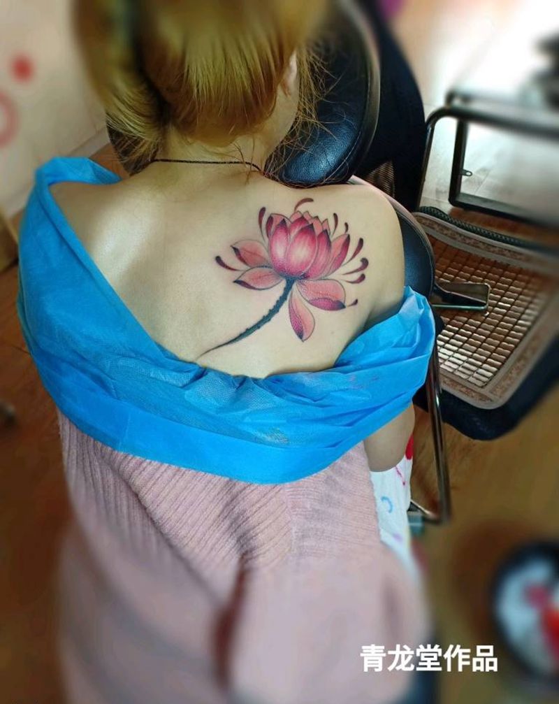 荷花纹身图片_背部肩部新传统水彩纹身图案