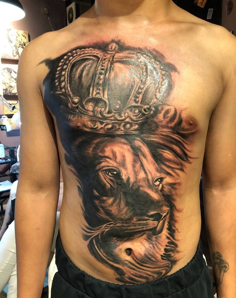 写实狮子王（遮盖胸口滴血狼头）纹身图片