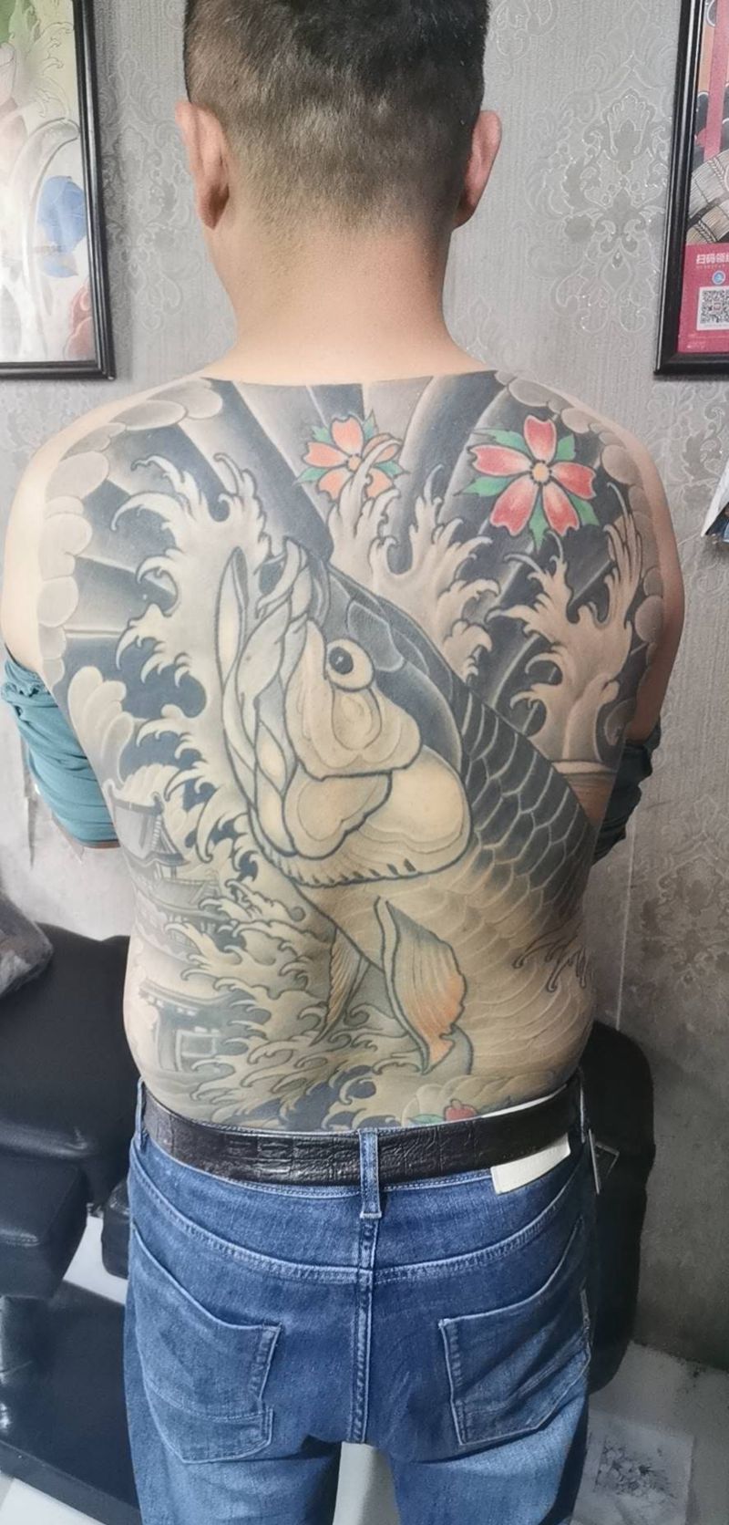 满背金龙鱼纹身图片_背部纹身图案