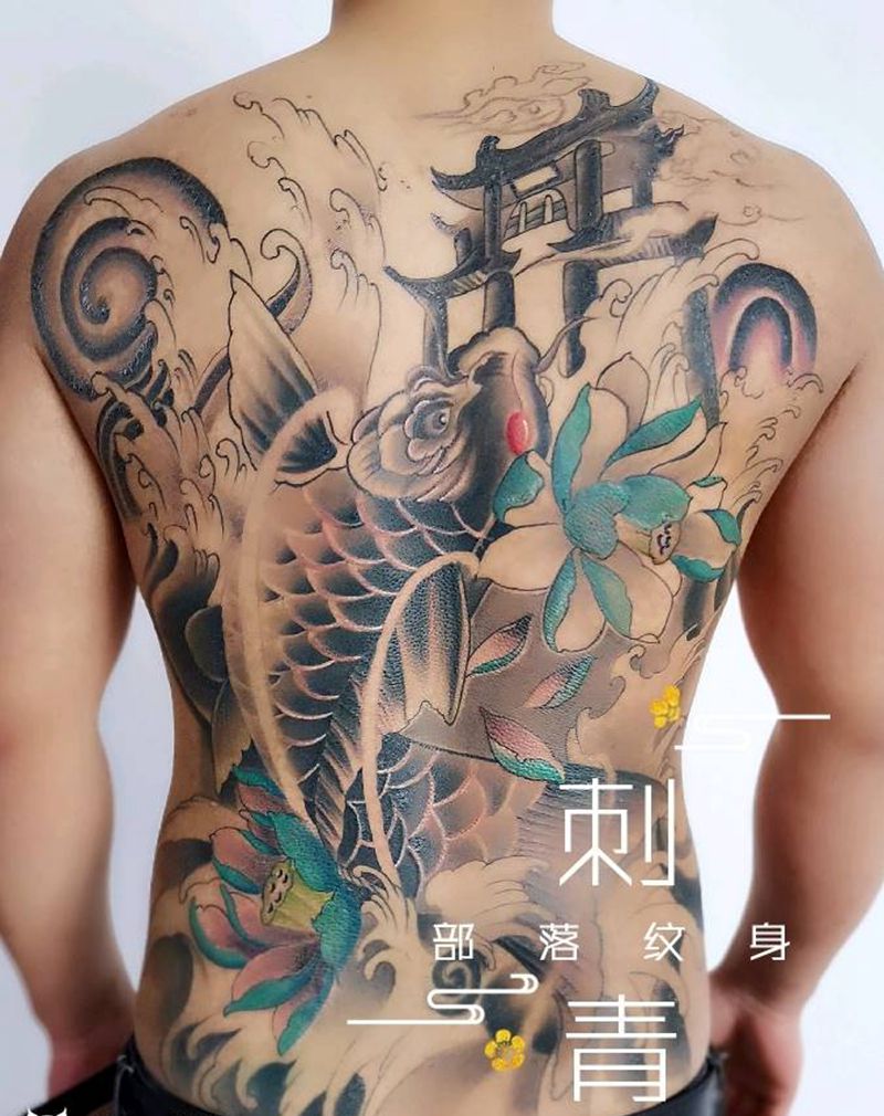 鲤鱼跃龙门纹身图片_背部新传统纹身图案