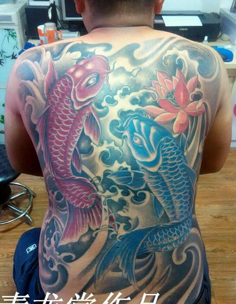 后背双鲤图纹身图片