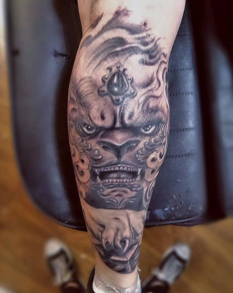 福狮纹身图片_欧美写实动物腿部成品纹身图案