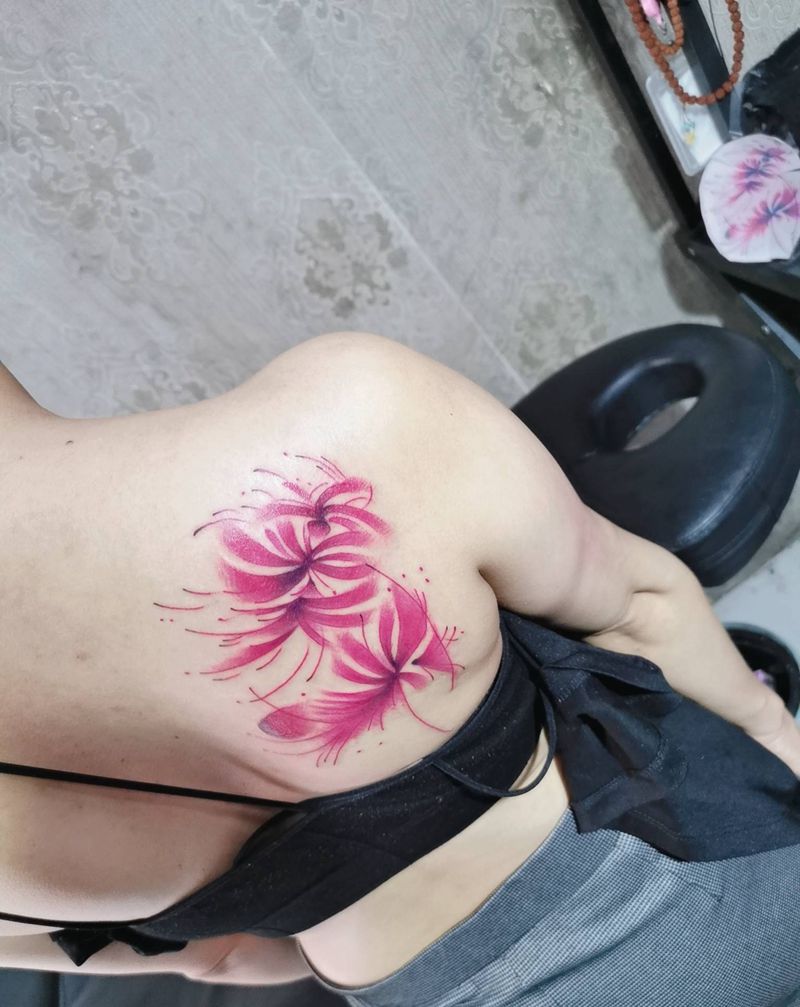 肩膀彼岸花纹身图片_背部水彩水墨纹身图案