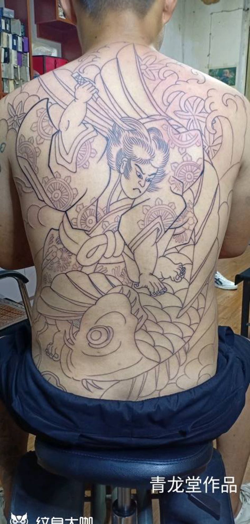 鬼若丸杀鲤纹身图片_背部肩部老传统纹身图案