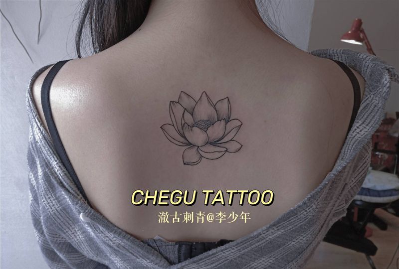 莲花纹身图片_背部点刺纹身图案