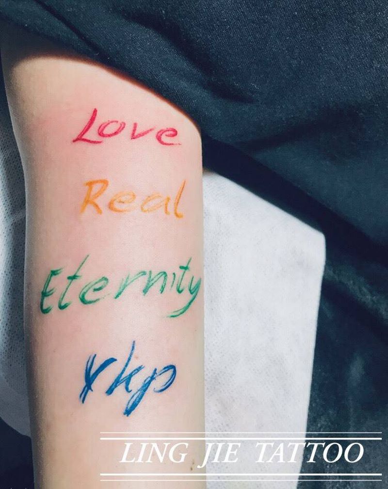 彩色英文纹身图片