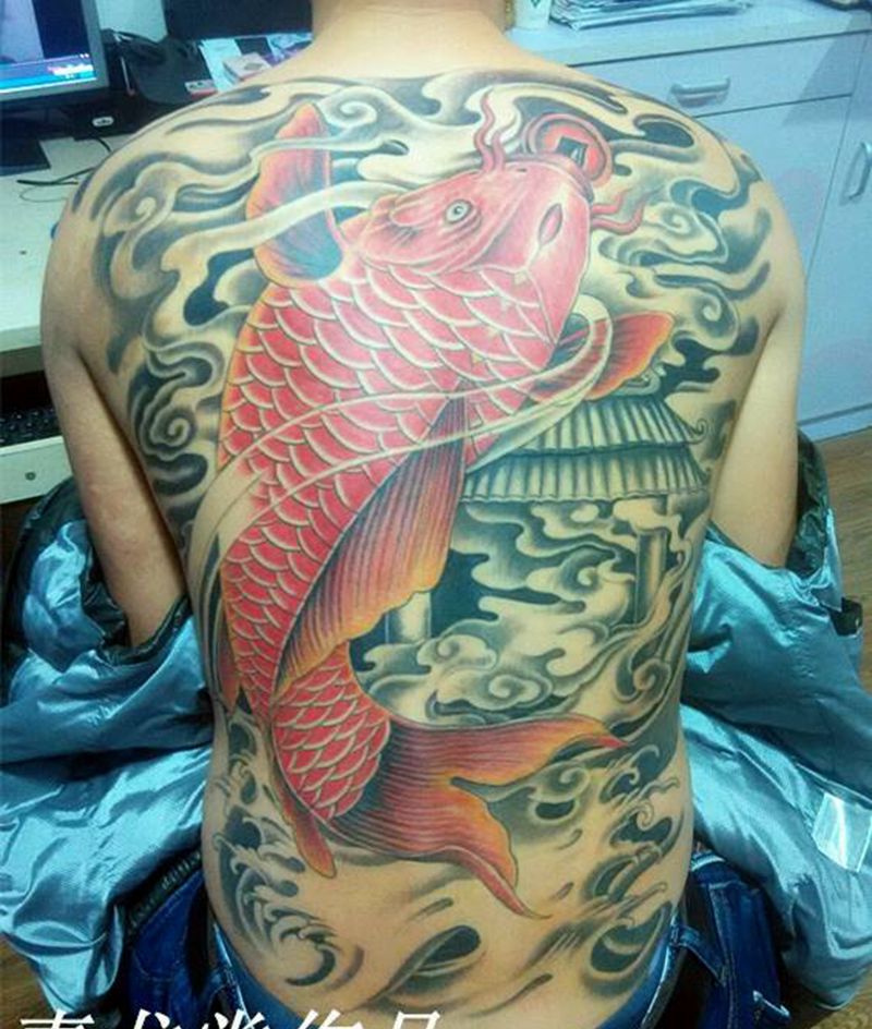 后背锦鲤纹身图片