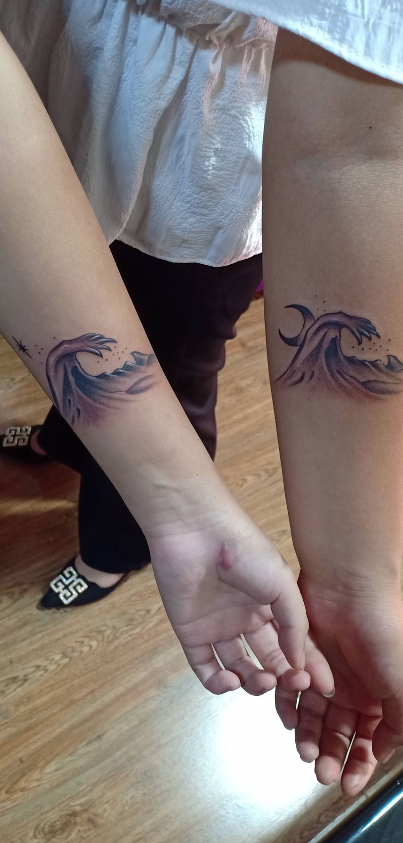 浪纹身图片_手臂手部新传统点刺纹身图案