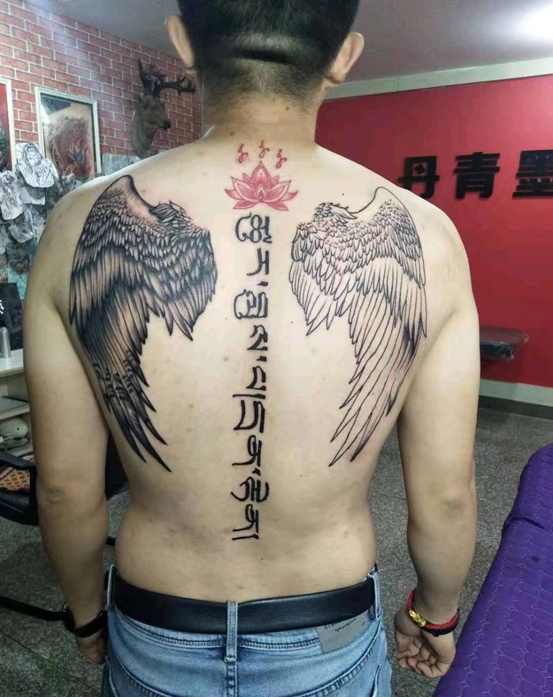 翅膀纹身图片_背部肩部欧美写实新传统翅膀梵文荷花纹身图案