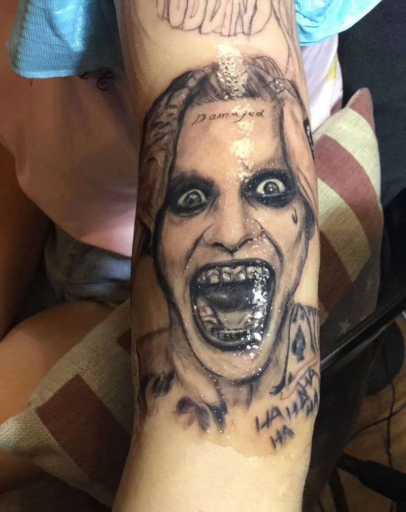 小丑纹身图片_欧美写实人物手臂成品纹身图案