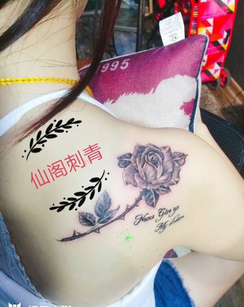 玫瑰，字母。纹身图片