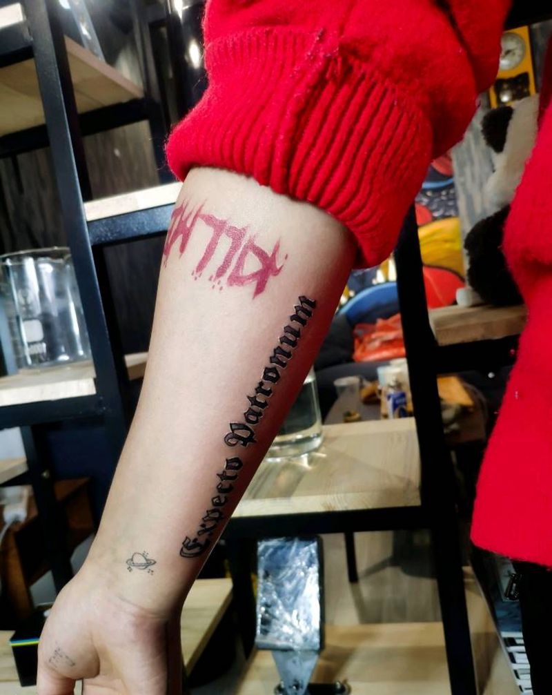 哈利波特里面的咒语纹身图片_手臂花体字纹身图案