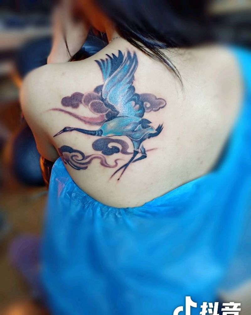 鹤纹身图片_肩部背部新传统水墨纹身图案