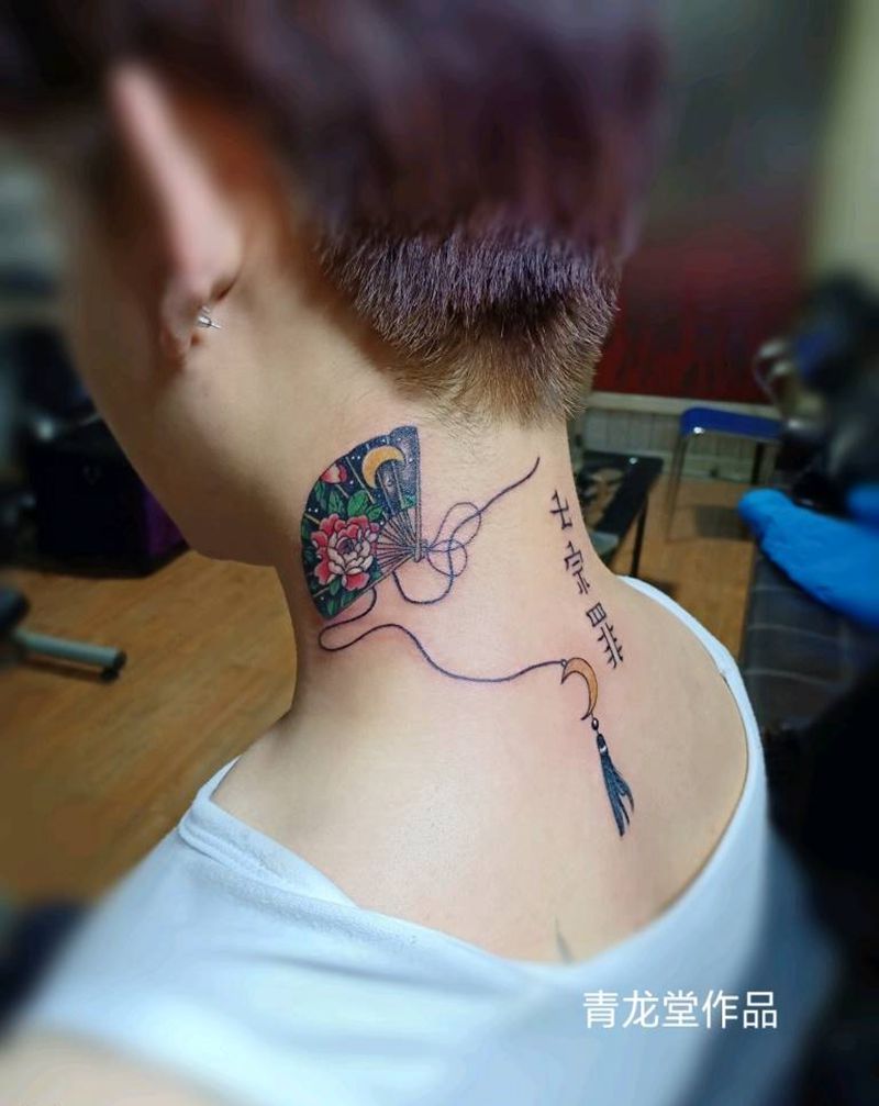 扇子纹身图片_颈部点刺几何纹身图案