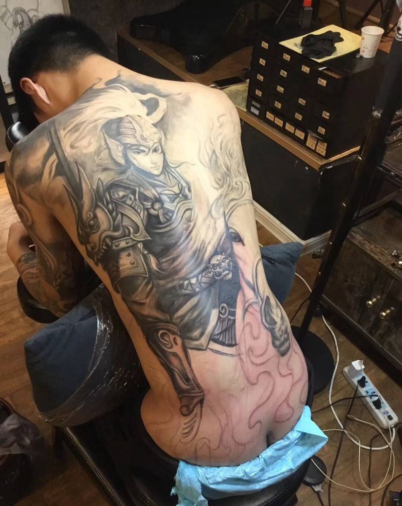 满背赵子龙纹身图片_欧美写实传统人物成品背部纹身图案