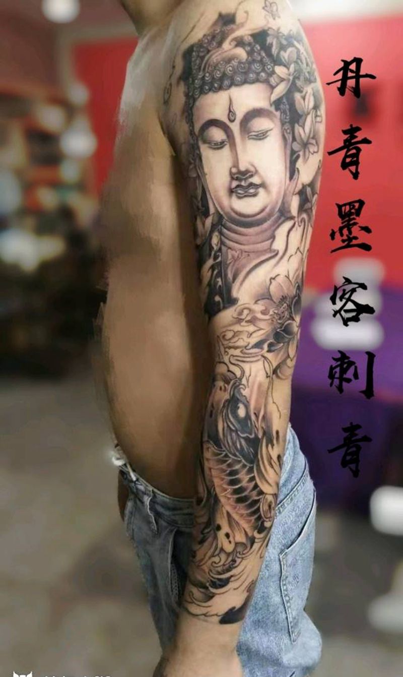 花臂纹身图片_手臂新传统鱼花佛纹身图案