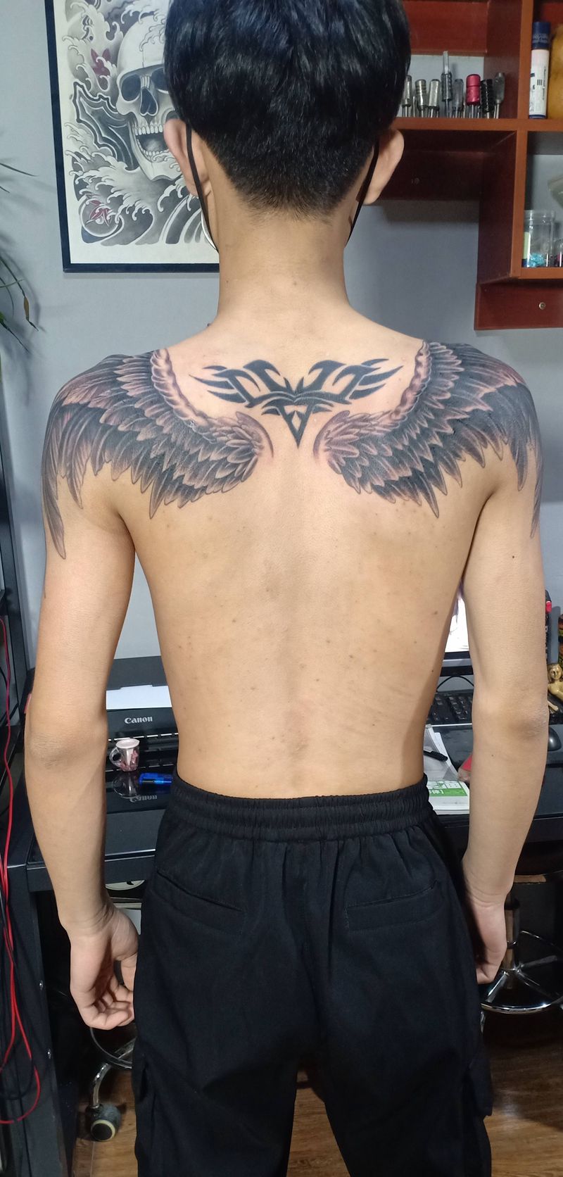 翅膀纹身图片_肩部颈部新传统欧美写实纹身图案