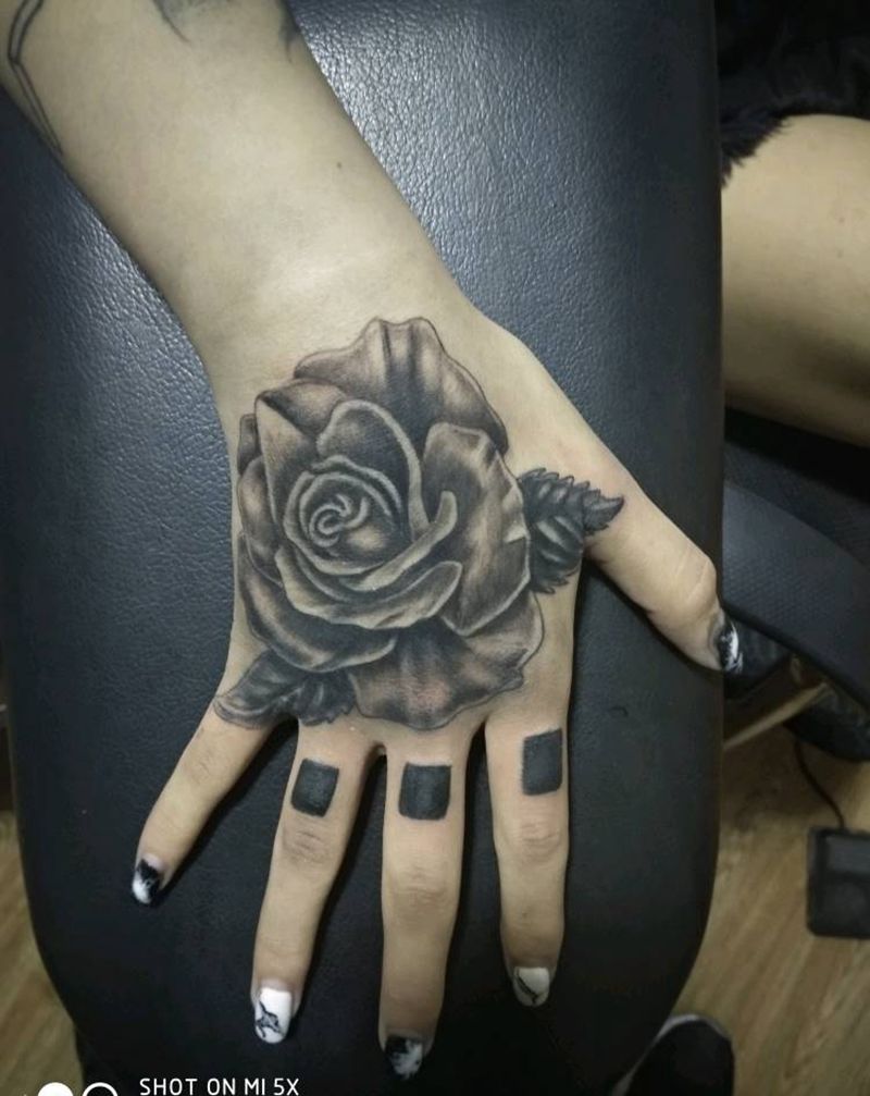 手背花纹身图片