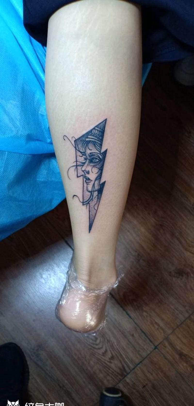 小图纹身图片_脚部腿部几何点刺纹身图案