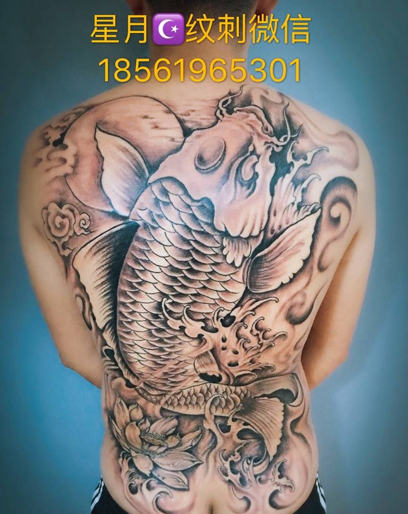 满背鲤鱼底色纹身图片