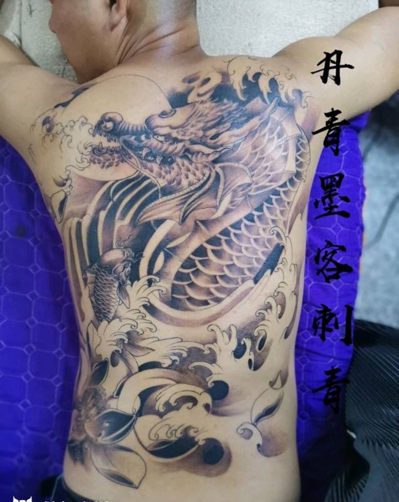 独占鳌头纹身图片_背部新传统纹身图案