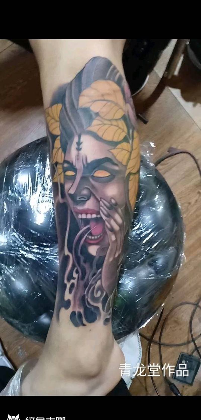 欧美女纹身图片_腿部脚部欧美写实点刺纹身图案