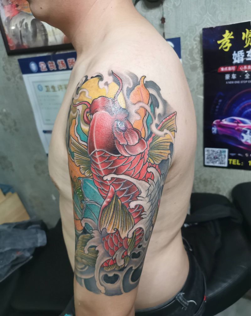 大臂鲫鱼纹身图片_手臂新传统纹身图案