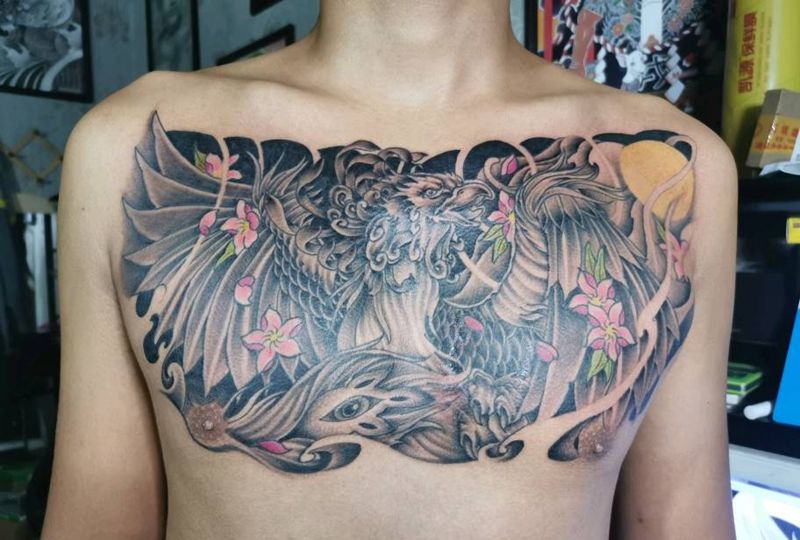 花胸凤凰纹身图片_胸部纹身图案