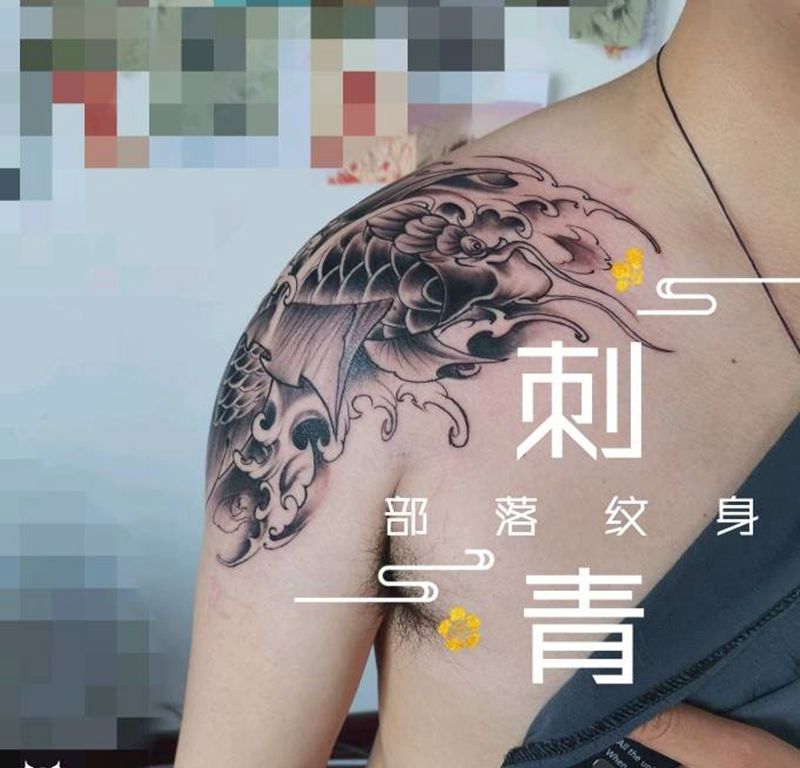 鲤鱼纹身图片_肩部新传统纹身图案