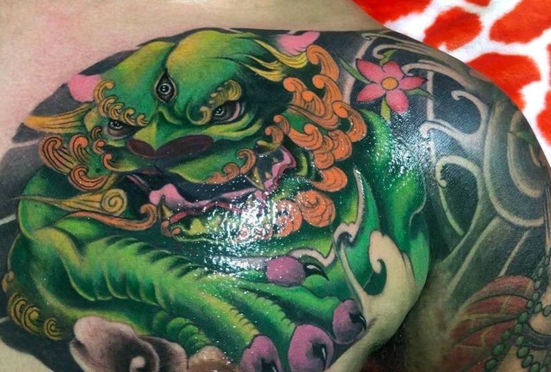 瑞狮纹身图片_胸部老传统纹身图案