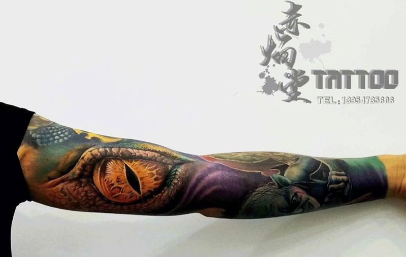 鳄鱼的眼睛纹身图片