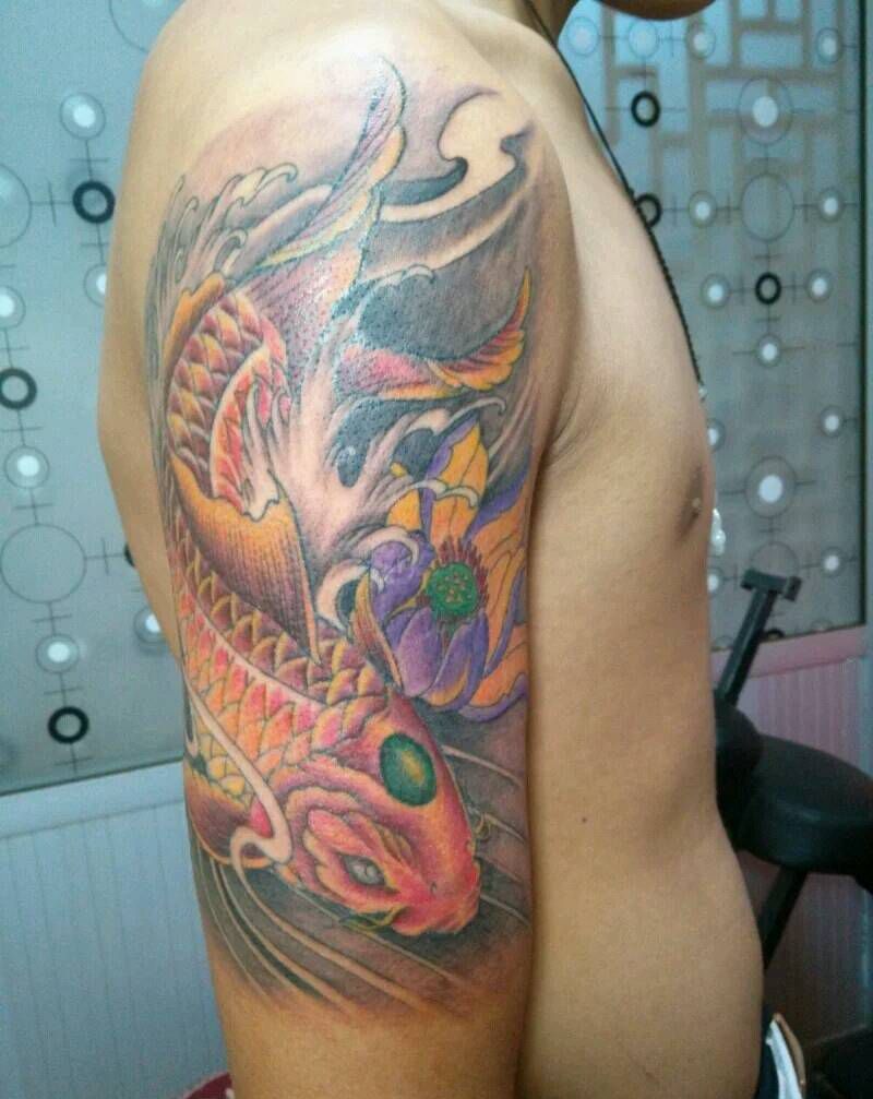 大臂彩色鲤纹身图片