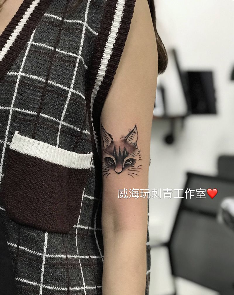 猫纹身图片_手臂点刺纹身图案