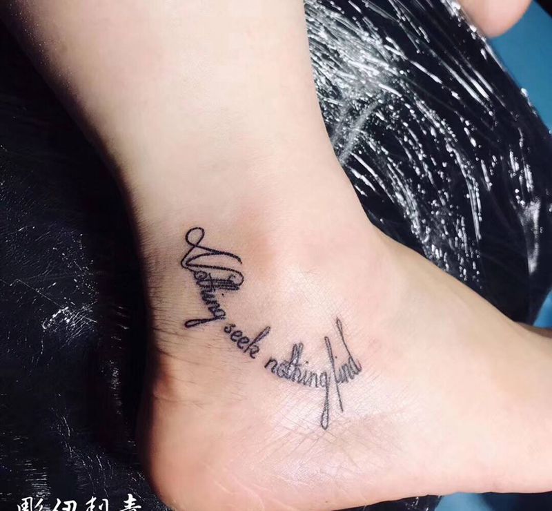 字母纹身图片_脚部纹身图案