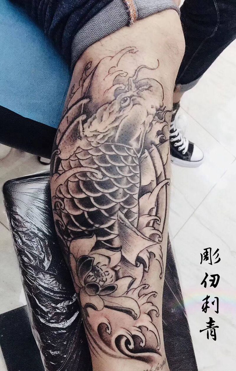 鲤鱼纹身图片_腿部纹身图案