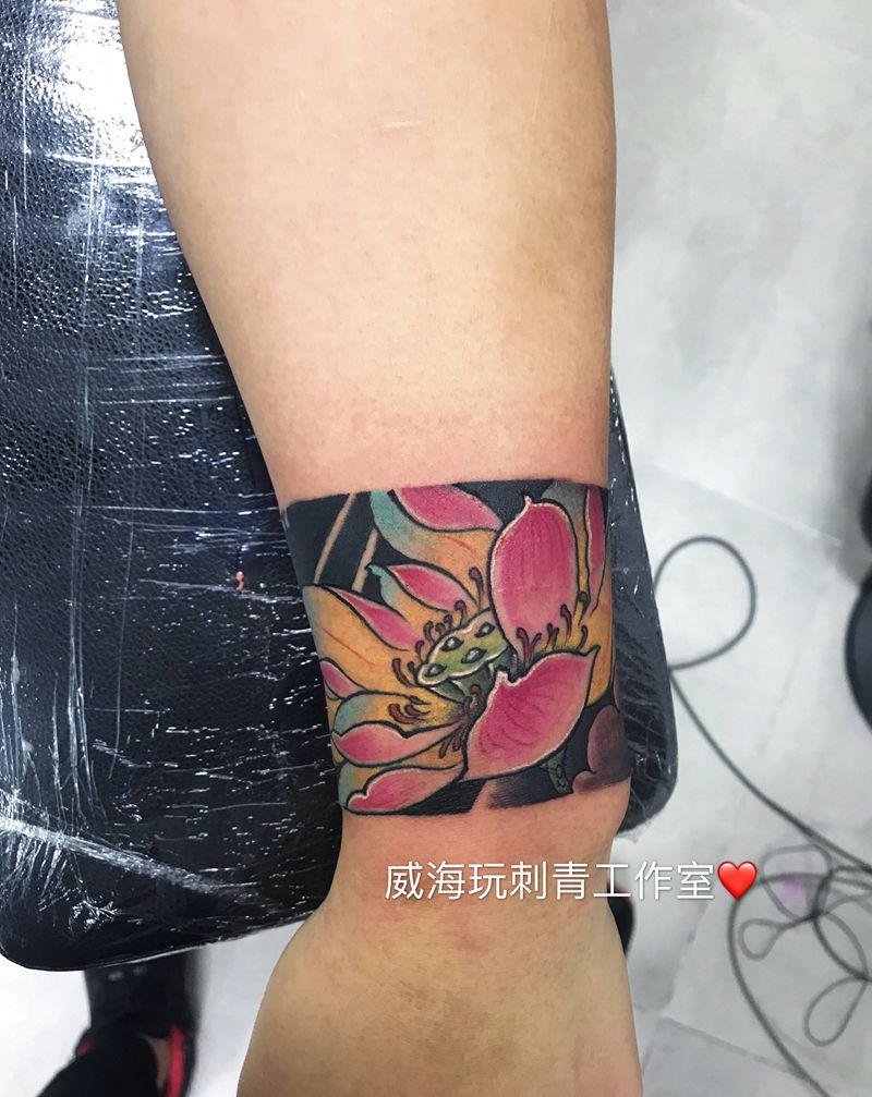 荷花壁环纹身图片_手臂纹身图案