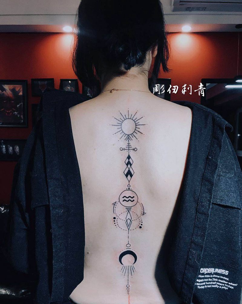 星座纹身图片_背部几何纹身图案