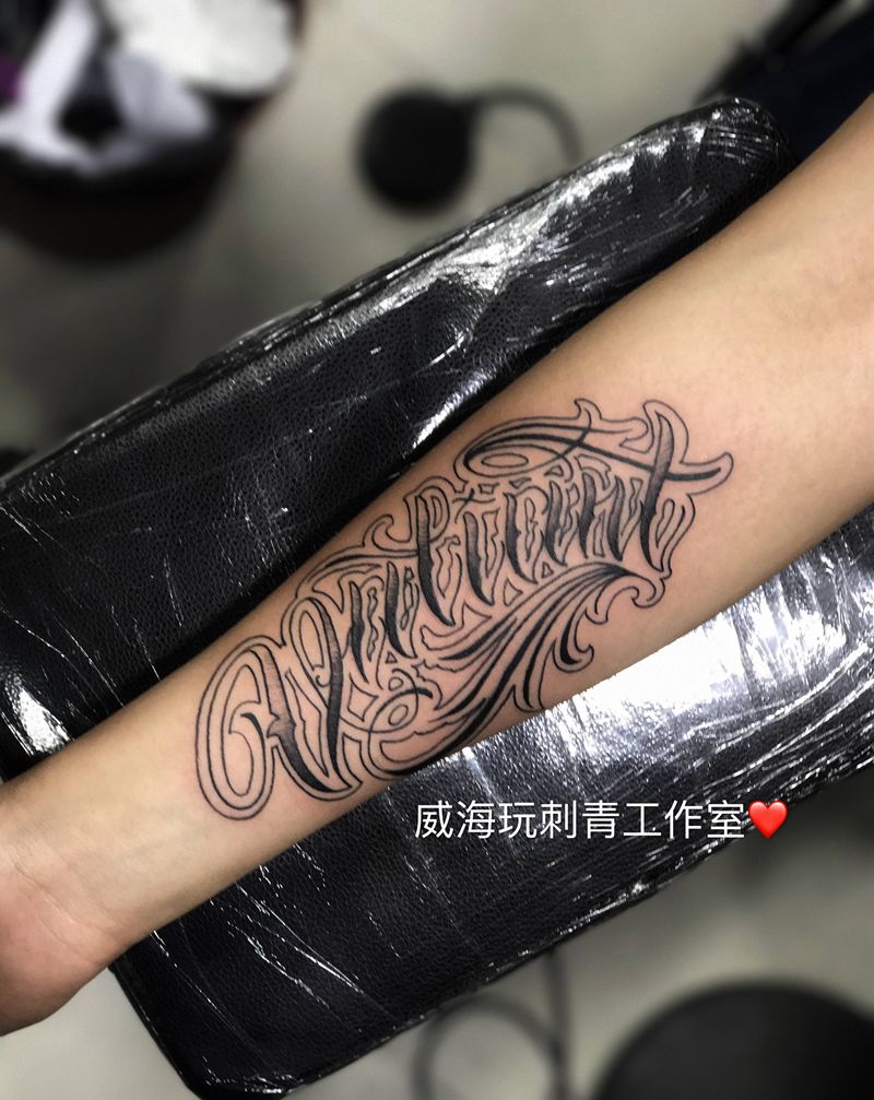 奇卡诺纹身图片_手臂花体字纹身图案
