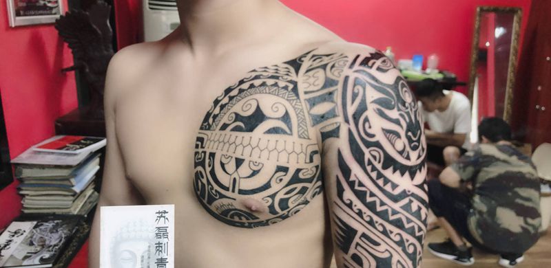 图腾半甲纹身图片_肩部胸部图腾纹身图案